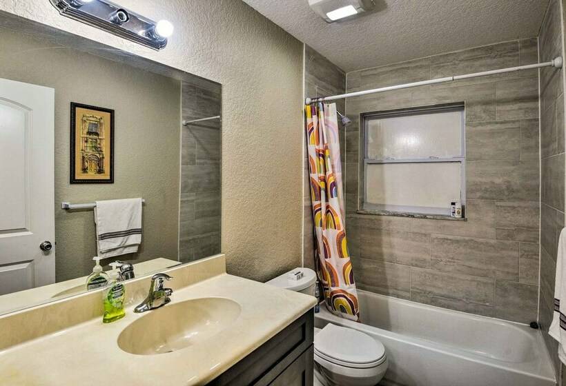 Inviting Daytona Beach Abode: Great Location!