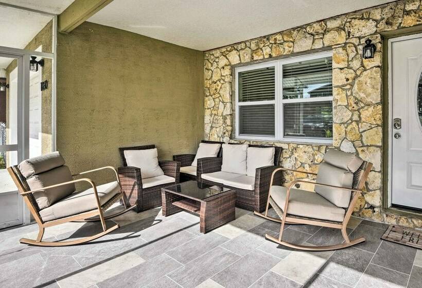 Inviting Daytona Beach Abode: Great Location!