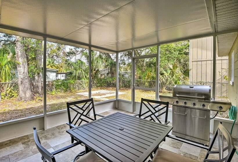 Inviting Daytona Beach Abode: Great Location!