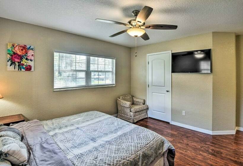 Inviting Daytona Beach Abode: Great Location!