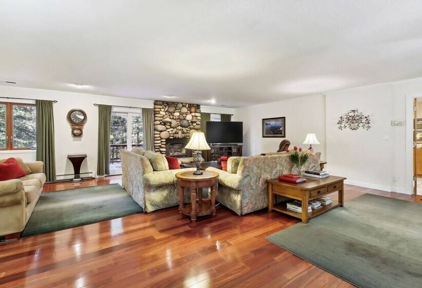 Lake Tahoe Family Home W/ Hot Tub & Game Room!