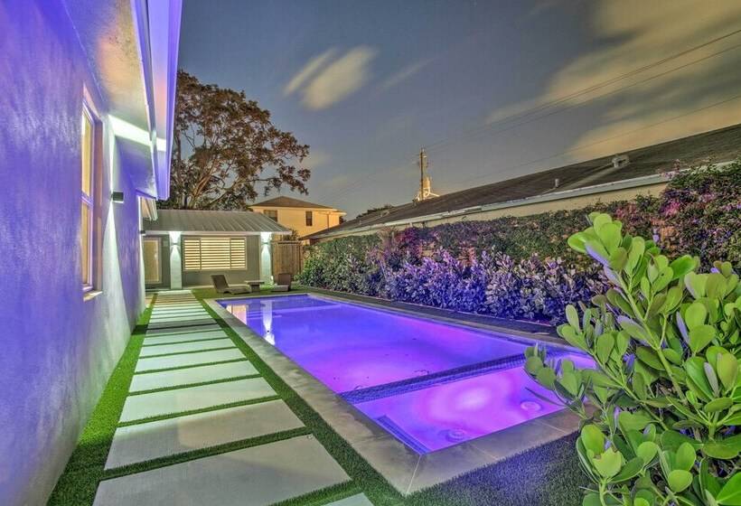 Modern Home W/ Shared Pool In Fort Lauderdale!