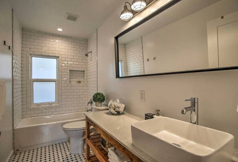 Modern Home W/ Shared Pool In Fort Lauderdale!