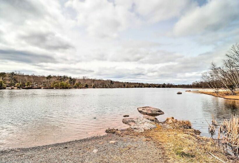 Poconos Home W/ Private Hot Tub & Community Pool!