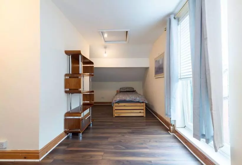 اقامتگاه Captivating 5 Bed House In Liverpool With Parking