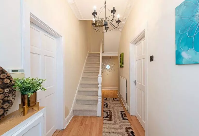 اقامتگاه Captivating 5 Bed House In Liverpool With Parking