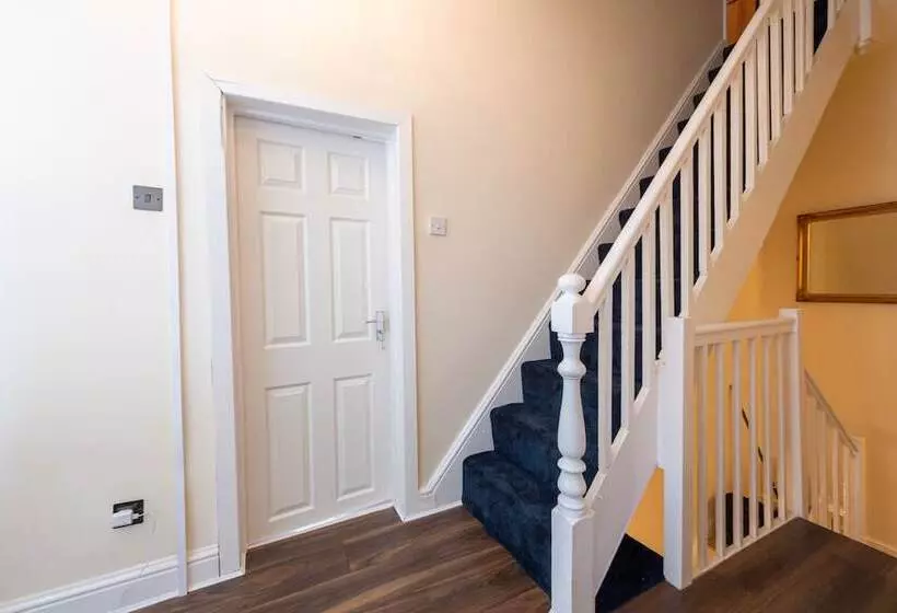 اقامتگاه Captivating 5 Bed House In Liverpool With Parking