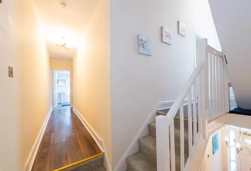 اقامتگاه Captivating 5 Bed House In Liverpool With Parking