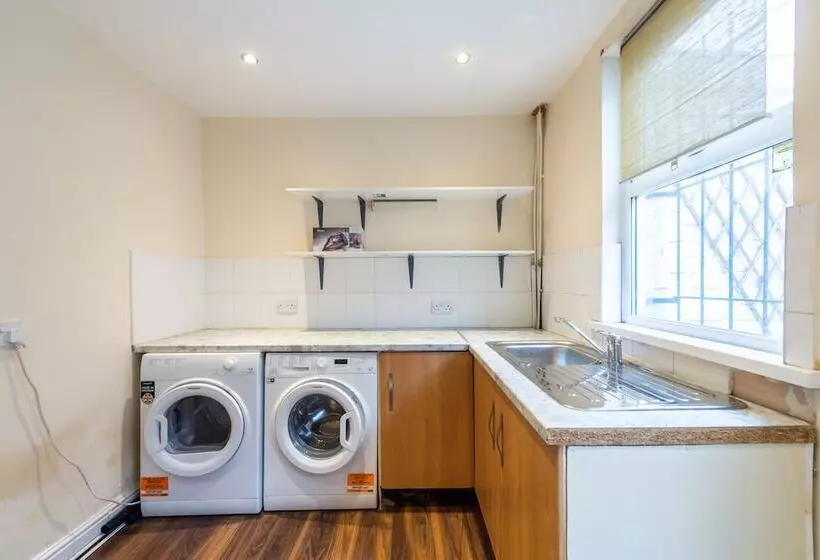 اقامتگاه Captivating 5 Bed House In Liverpool With Parking