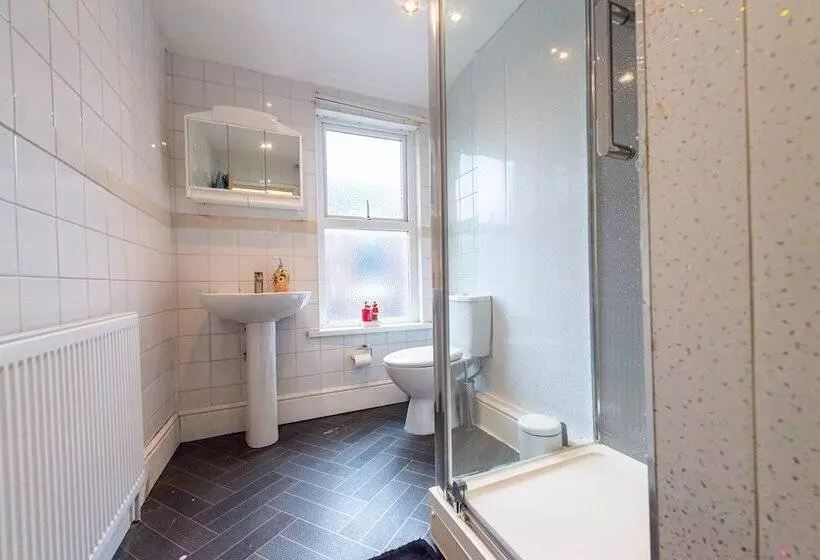 اقامتگاه Captivating 5 Bed House In Liverpool With Parking