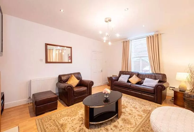 اقامتگاه Captivating 5 Bed House In Liverpool With Parking