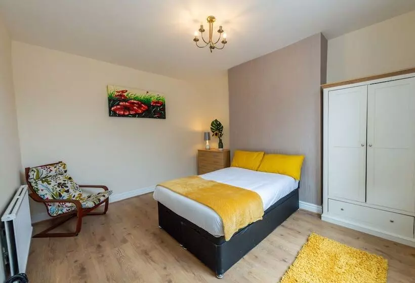 اقامتگاه Captivating 5 Bed House In Liverpool With Parking