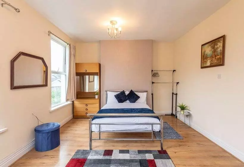 اقامتگاه Captivating 5 Bed House In Liverpool With Parking