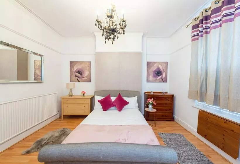 اقامتگاه Captivating 5 Bed House In Liverpool With Parking