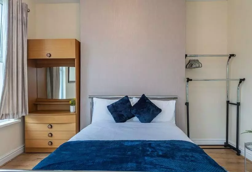 اقامتگاه Captivating 5 Bed House In Liverpool With Parking