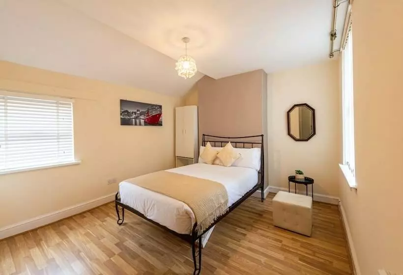 اقامتگاه Captivating 5 Bed House In Liverpool With Parking