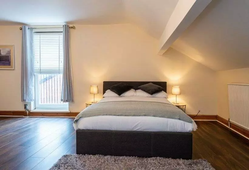 اقامتگاه Captivating 5 Bed House In Liverpool With Parking