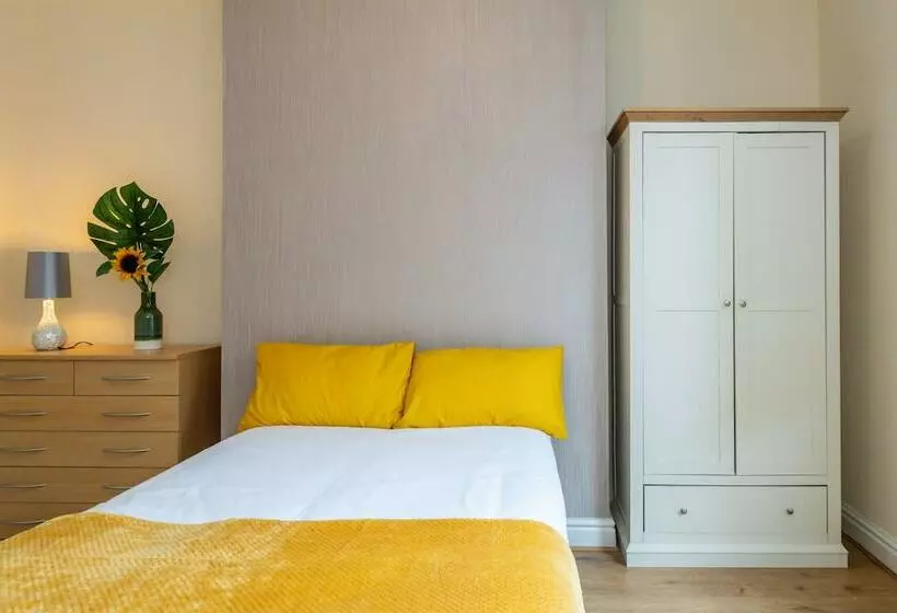 اقامتگاه Captivating 5 Bed House In Liverpool With Parking