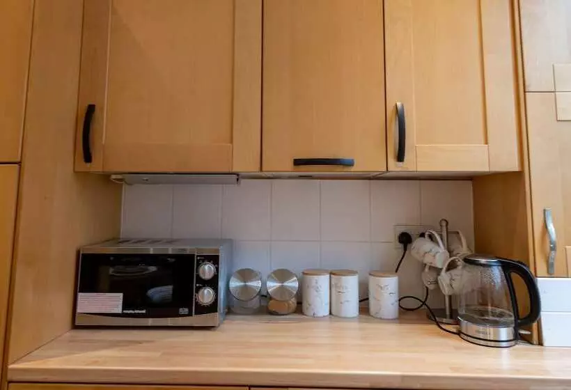 اقامتگاه Captivating 5 Bed House In Liverpool With Parking