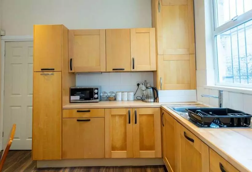 اقامتگاه Captivating 5 Bed House In Liverpool With Parking