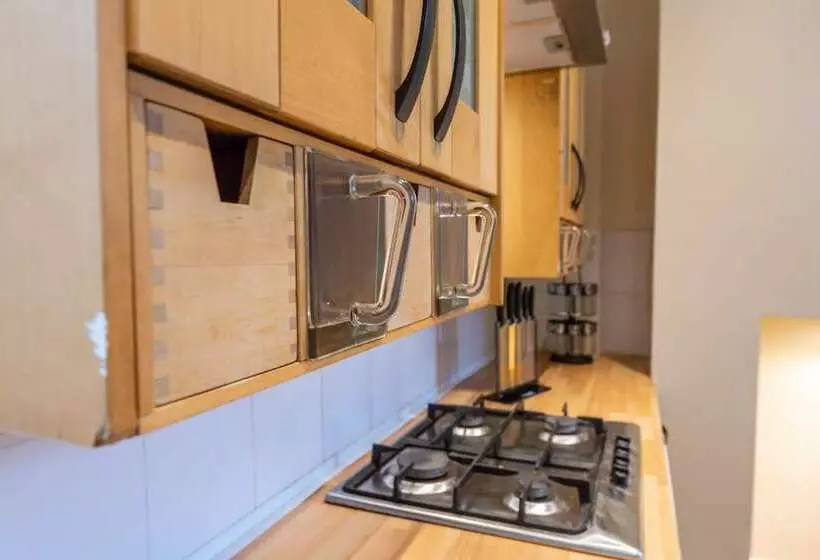 اقامتگاه Captivating 5 Bed House In Liverpool With Parking