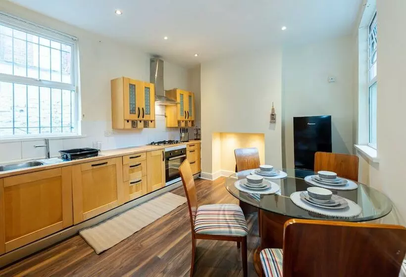 اقامتگاه Captivating 5 Bed House In Liverpool With Parking