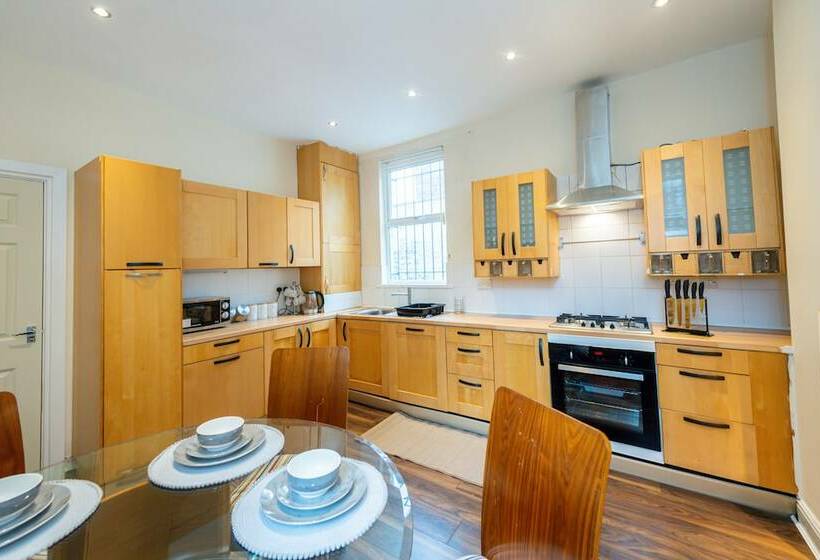 住所  Captivating 5 Bed House In Liverpool With Parking