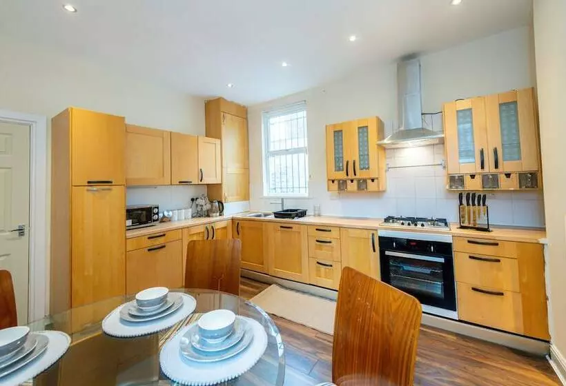 اقامتگاه Captivating 5 Bed House In Liverpool With Parking