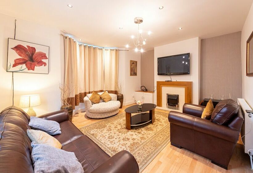 住所  Captivating 5 Bed House In Liverpool With Parking