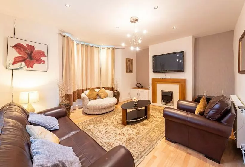 اقامتگاه Captivating 5 Bed House In Liverpool With Parking