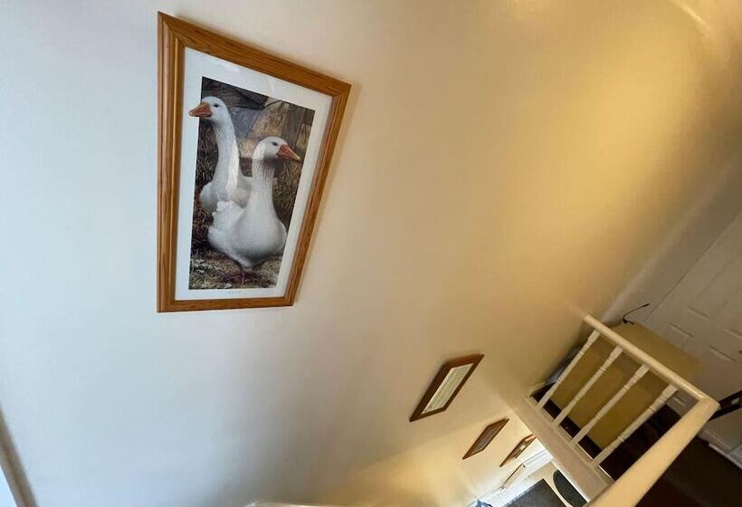 Residenza Impeccable 4 Bed Home Away From Home In Swindon