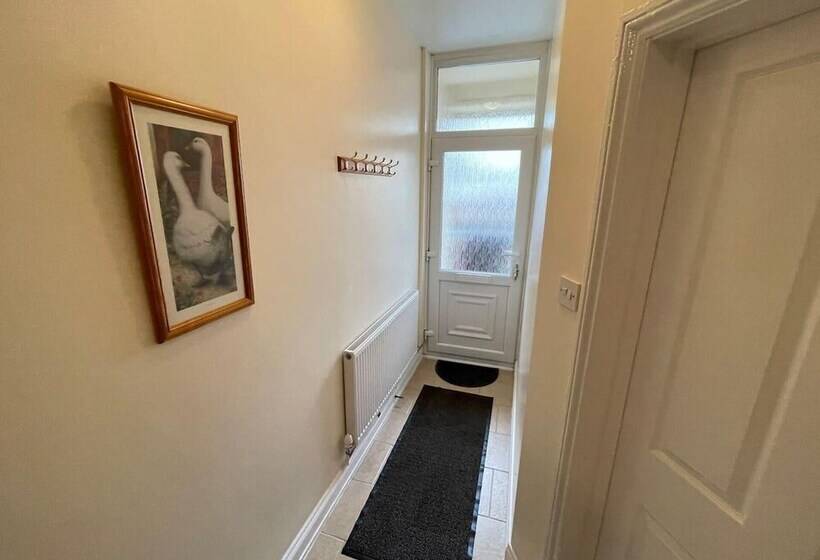 Residenza Impeccable 4 Bed Home Away From Home In Swindon