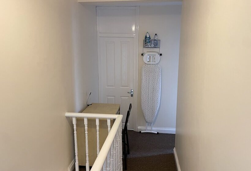 Residenza Impeccable 4 Bed Home Away From Home In Swindon