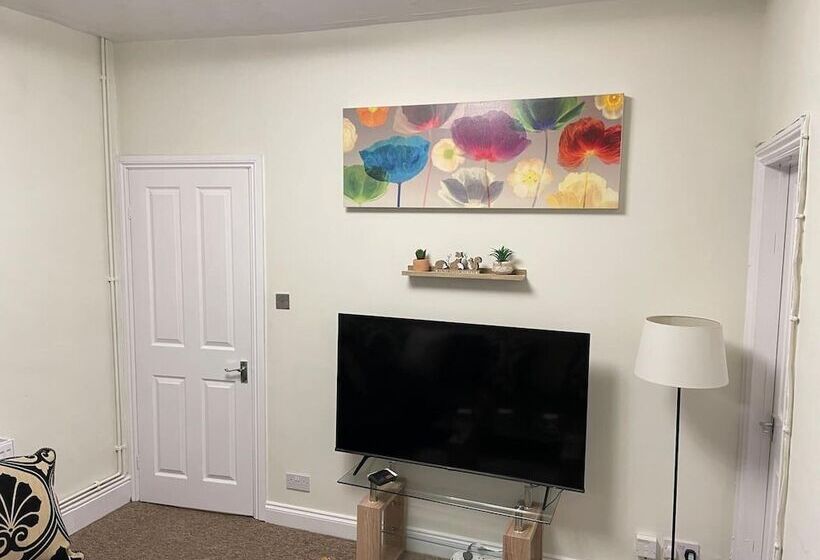 Residenza Impeccable 4 Bed Home Away From Home In Swindon