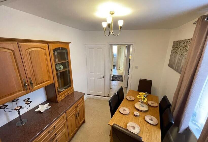 Residenza Impeccable 4 Bed Home Away From Home In Swindon