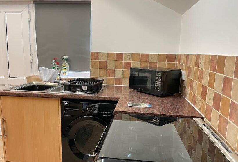 Residenza Impeccable 4 Bed Home Away From Home In Swindon