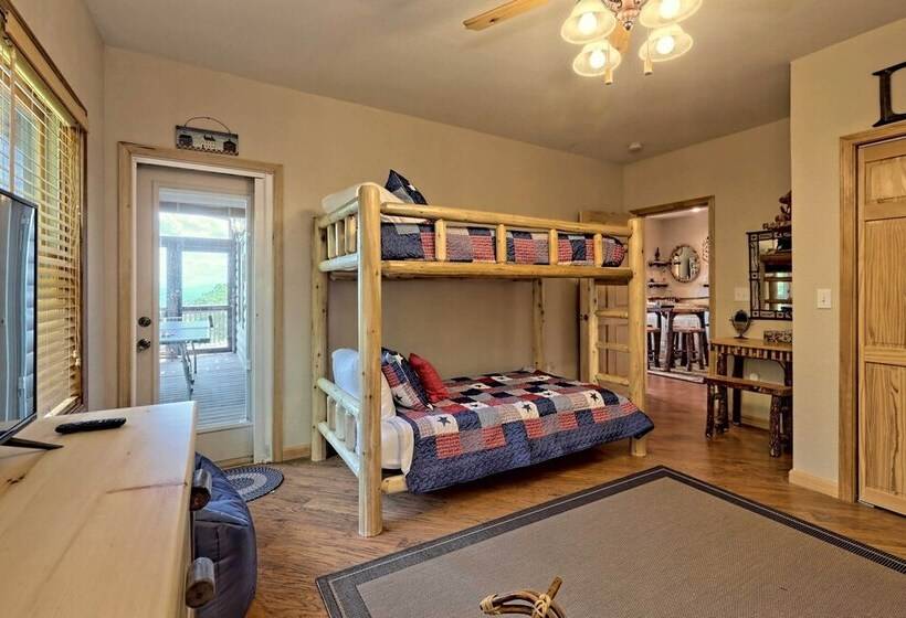 Spacious  Eagle S View  Luxury Cabin W/ Views