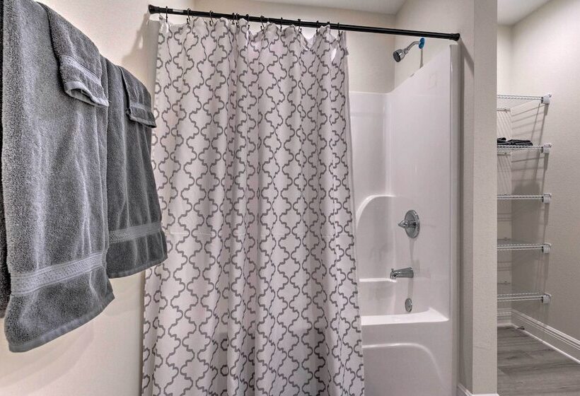 Spacious Gulfport Home W/ Yard: 1 Mi To Beach