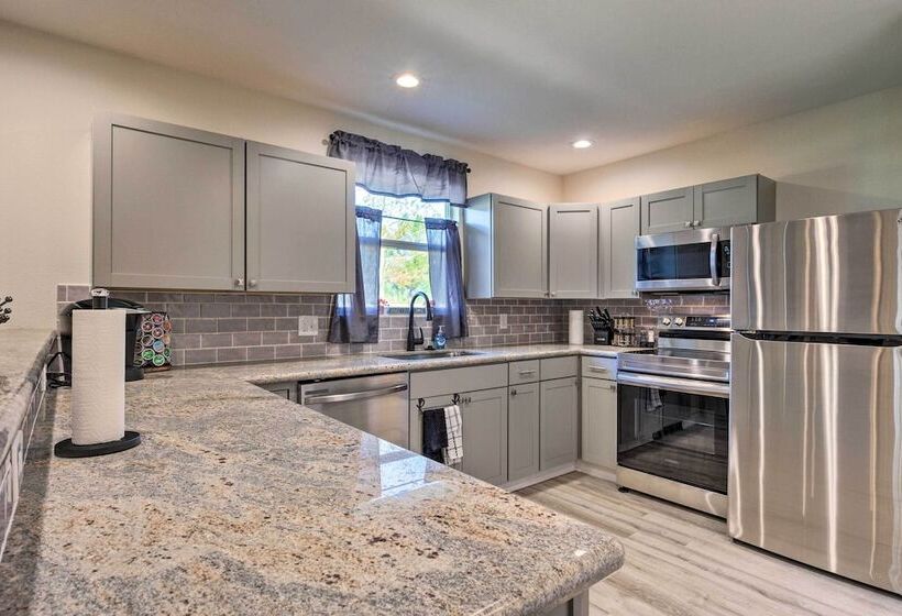 Spacious Gulfport Home W/ Yard: 1 Mi To Beach