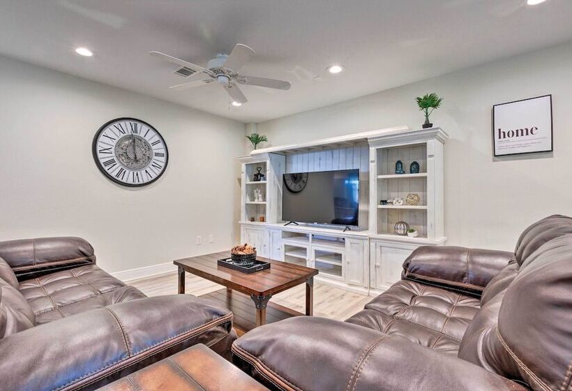 Spacious Gulfport Home W/ Yard: 1 Mi To Beach