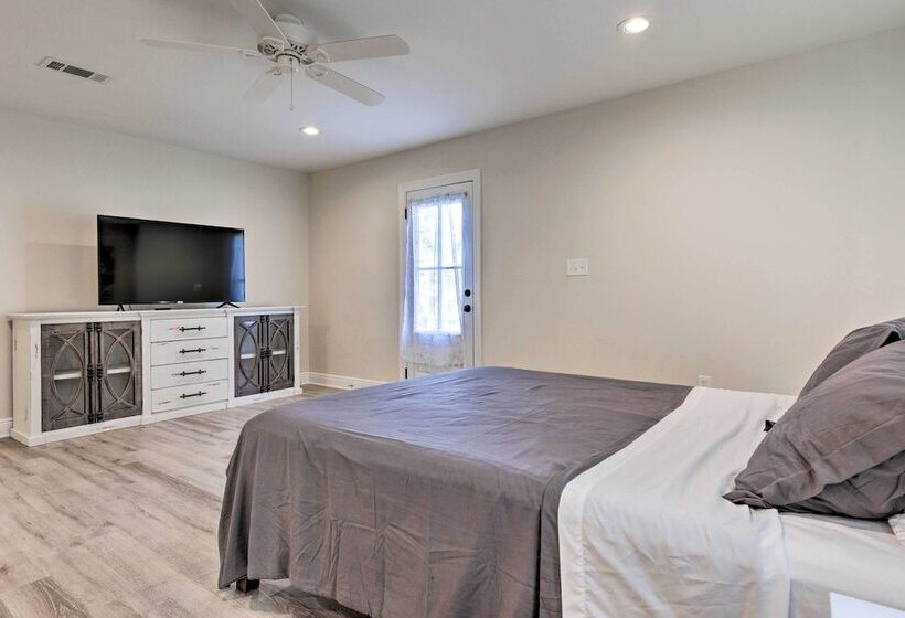 Spacious Gulfport Home W/ Yard: 1 Mi To Beach