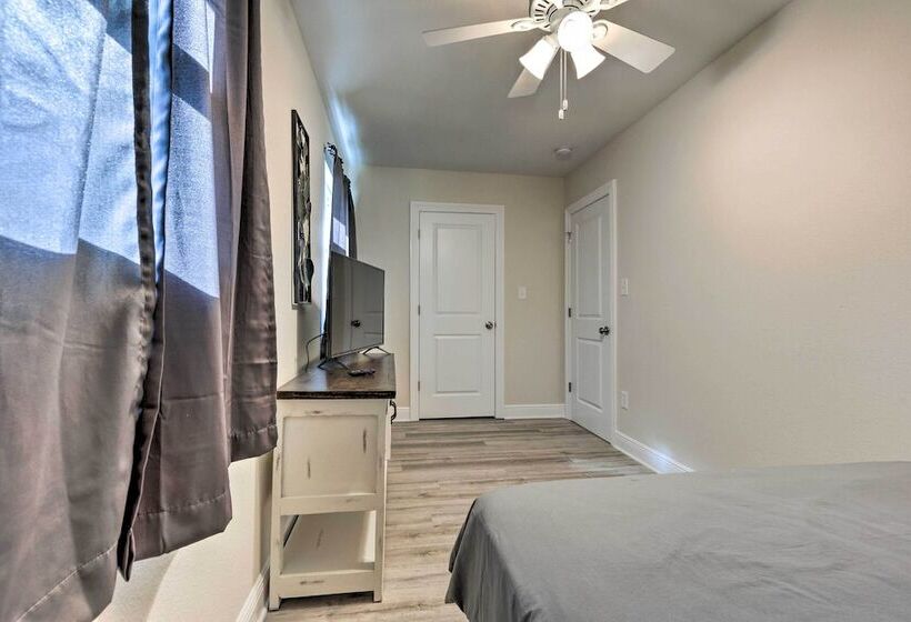 Spacious Gulfport Home W/ Yard: 1 Mi To Beach