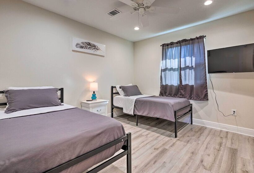 Spacious Gulfport Home W/ Yard: 1 Mi To Beach