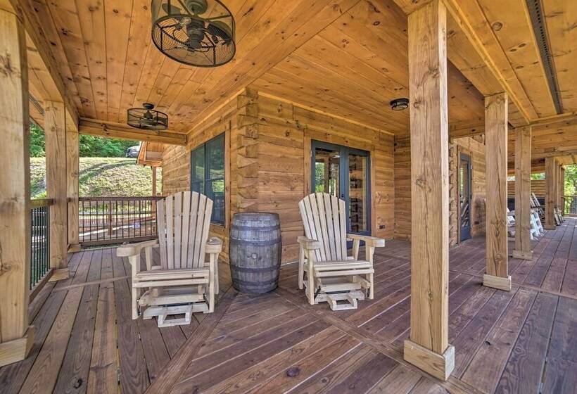 Spacious Mountain Retreat W/ Hot Tub + Views!