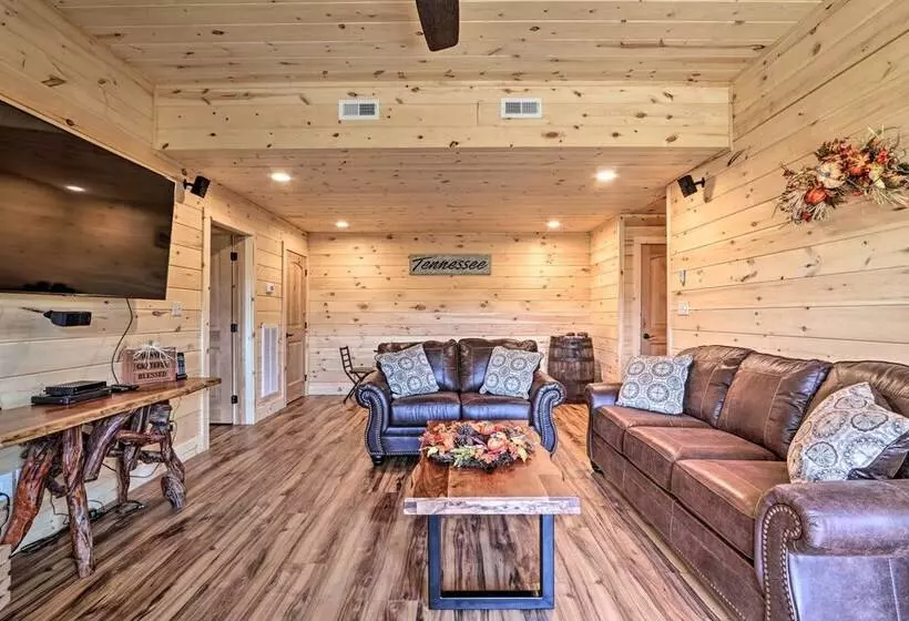 Spacious Mountain Retreat W/ Hot Tub + Views!
