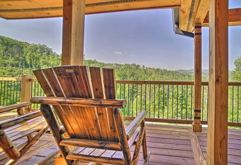 Spacious Mountain Retreat W/ Hot Tub + Views!