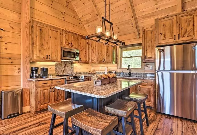 Spacious Mountain Retreat W/ Hot Tub + Views!