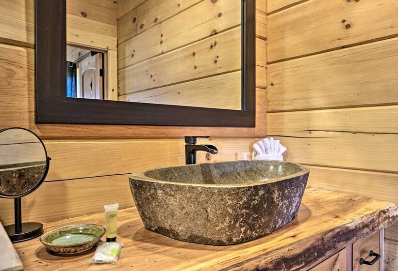 Spacious Mountain Retreat W/ Hot Tub + Views!