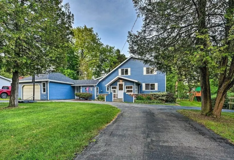 Waterfront Lake Huron Getaway: Private Beach!