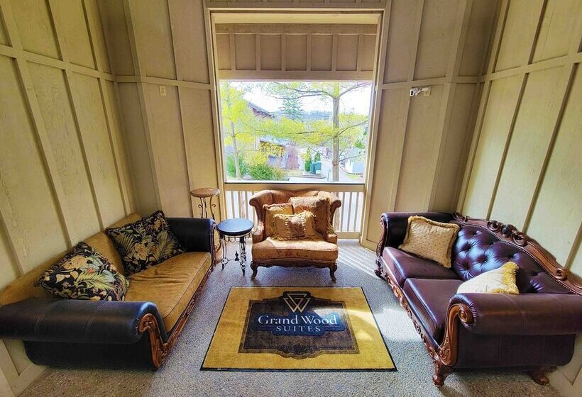 Grand Wood Suites